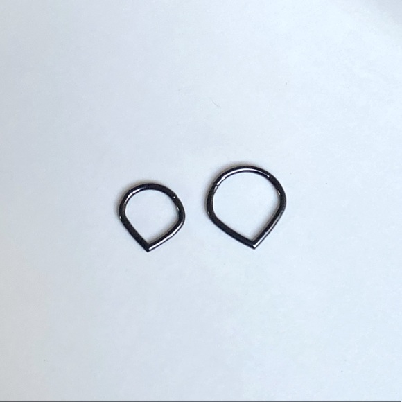 ♠️ Triangular Black Septum Seamless Hinge Clicker ♠️ - Picture 2 of 4